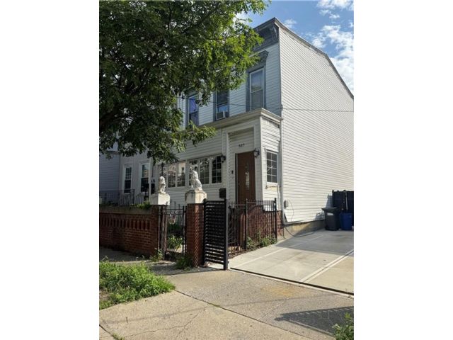  4 BR,  1.00 BTH &nbsp;Single family style home in East New York