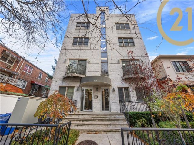  2 BR,  2.00 BTH &nbsp;Condominium style home in Bensonhurst