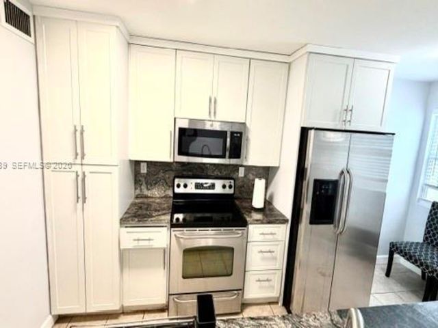  2 BR,  2.00 BTH &nbsp;Apartment style home in Miami