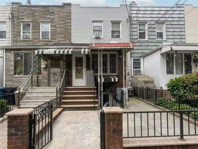  3 BR,  3.00 BTH &nbsp;Single family style home in Bensonhurst