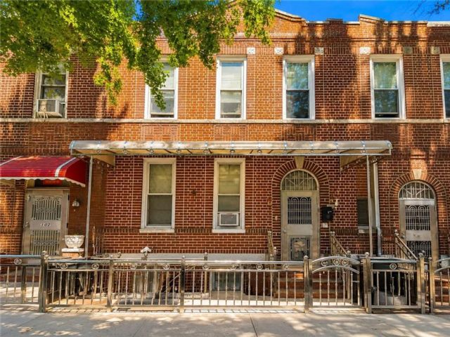  4 BR,  3.00 BTH &nbsp;Single family style home in Bensonhurst