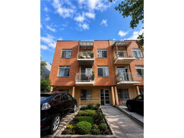  3 BR,  2.00 BTH &nbsp;Condominium style home in Dyker Heights