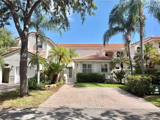  2 BR,  2.00 BTH &nbsp; style home in Hollywood