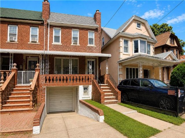  3 BR,  2.00 BTH &nbsp;Single family style home in Flatlands
