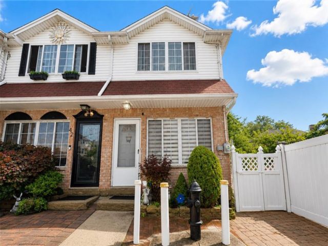  3 BR,  2.50 BTH &nbsp;Single family style home in Grasmere