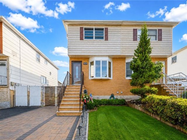  3 BR,  3.00 BTH &nbsp;Single family style home in Midland Beach