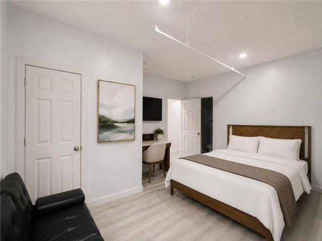 Studio,  1.00 BTH &nbsp;Multi-family style home in Elmhurst