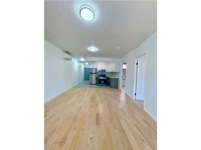  2 BR,  1.00 BTH &nbsp;Multi-family style home in Midwood
