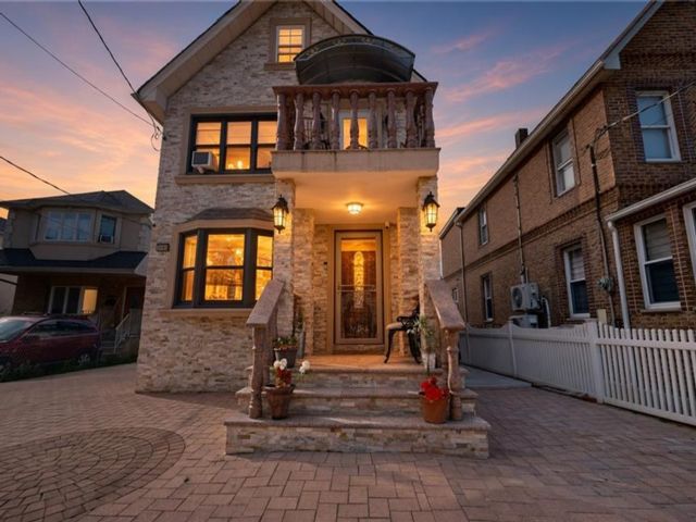  4 BR,  4.00 BTH &nbsp;Multi-family style home in Travis