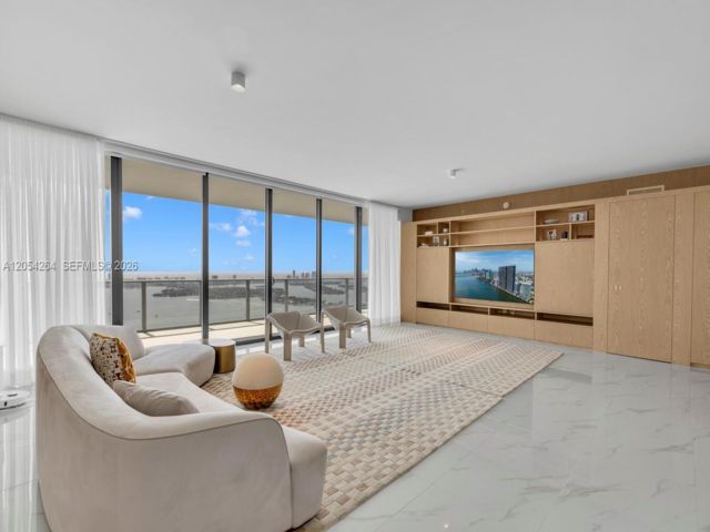  4 BR,  5.50 BTH &nbsp; style home in Miami