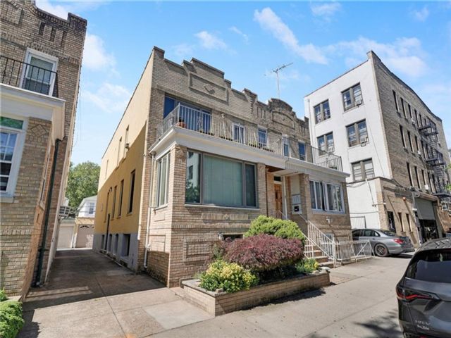  6 BR,  4.00 BTH &nbsp;Multi-family style home in Bay Ridge