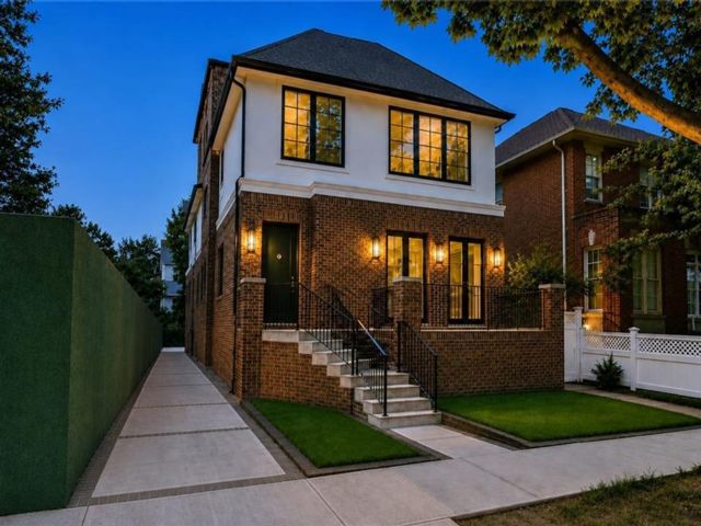  6 BR,  7.00 BTH &nbsp;Single family style home in Midwood