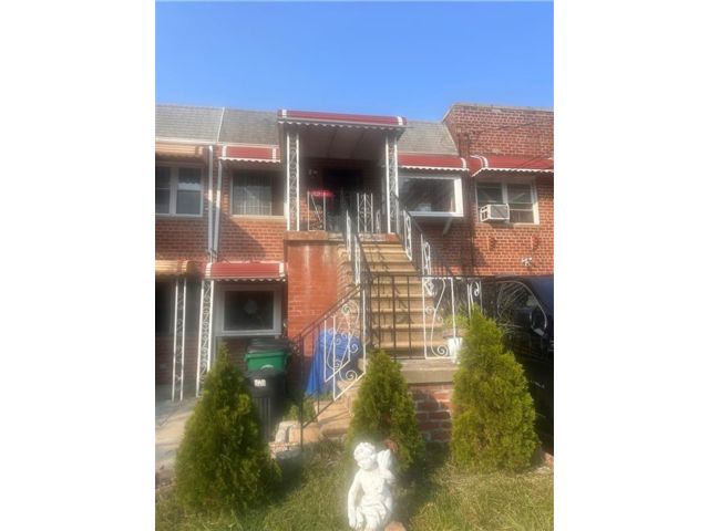  3 BR,  0.00 BTH &nbsp;Multi-family style home in Canarsie