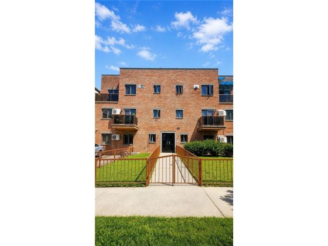  3 BR,  2.00 BTH &nbsp;Condominium style home in Bath Beach