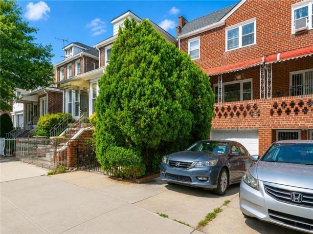  5 BR,  3.00 BTH &nbsp;Multi-family style home in Bensonhurst