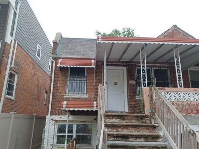  4 BR,  2.00 BTH &nbsp;Multi-family style home in Seagate