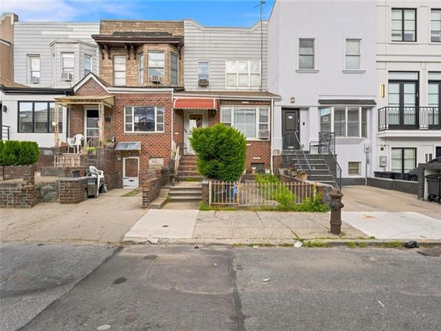  5 BR,  3.00 BTH &nbsp;Single family style home in Bensonhurst