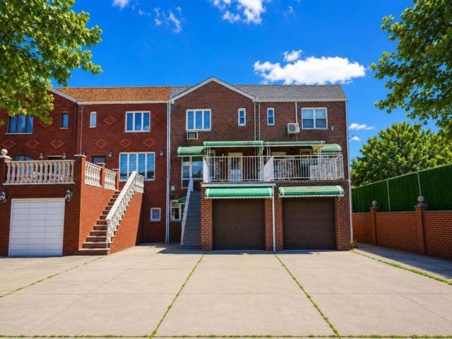 Studio,  3.00 BTH &nbsp;Multi-family style home in Gravesend