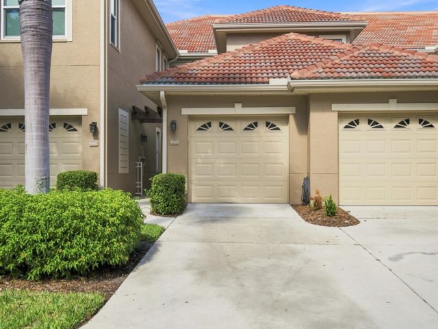  3 BR,  2.00 BTH &nbsp;Condo style home in Estero