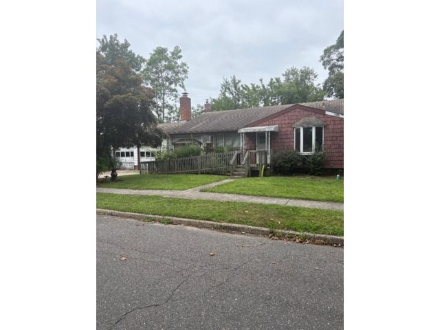  3 BR,  1.50 BTH &nbsp;Split ranch style home in Massapequa