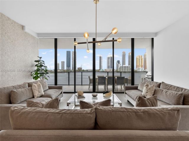  3 BR,  4.50 BTH &nbsp; style home in Aventura