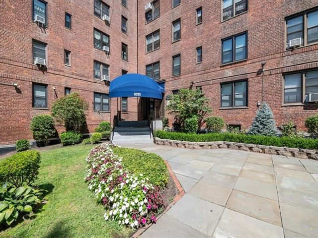  1 BR,  1.00 BTH &nbsp;Co-op style home in Bay Ridge