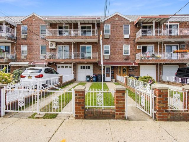  7 BR,  5.00 BTH &nbsp;Multi-family style home in Bath Beach