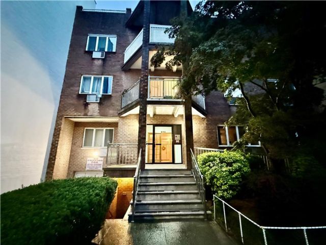  2 BR,  2.00 BTH &nbsp;Condominium style home in Bay Ridge