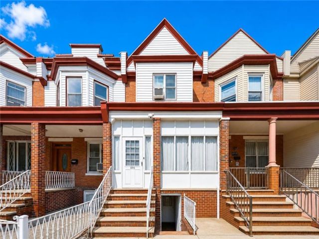  3 BR,  3.00 BTH &nbsp;Multi-family style home in Gravesend