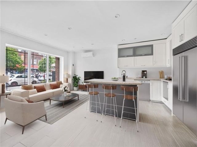  2 BR,  2.00 BTH &nbsp;Condominium style home in Bath Beach