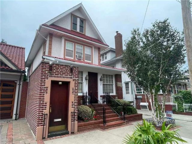  5 BR,  4.00 BTH &nbsp;Single family style home in Gravesend