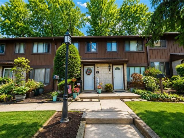  3 BR,  2.00 BTH &nbsp;Condominium style home in New Springville