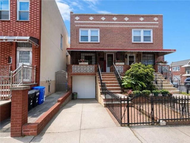  5 BR,  3.00 BTH &nbsp;Multi-family style home in Bensonhurst