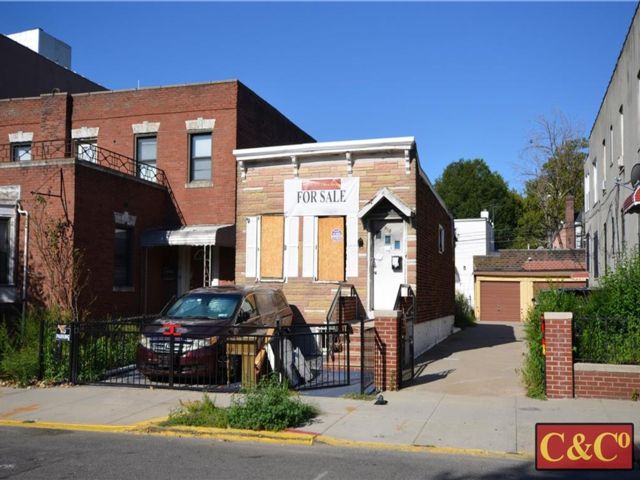Lot <b>Size:</b>  &nbsp;Land style home in East Flatbush