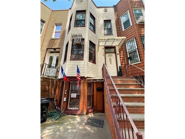 Studio,  4.00 BTH &nbsp;Multi-family style home in Greenwood Heights