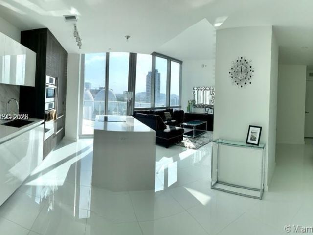 [PHOTO]