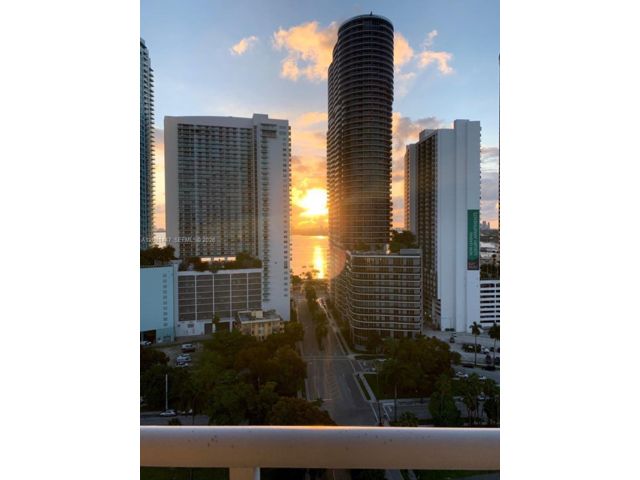 [PHOTO]