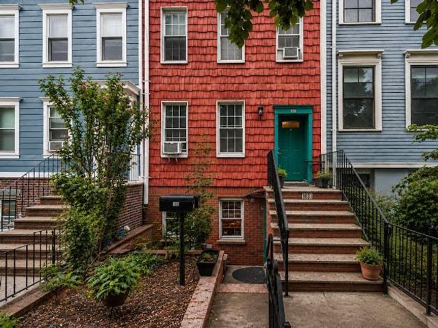  4 BR,  4.00 BTH &nbsp;Multi-family style home in Park Slope