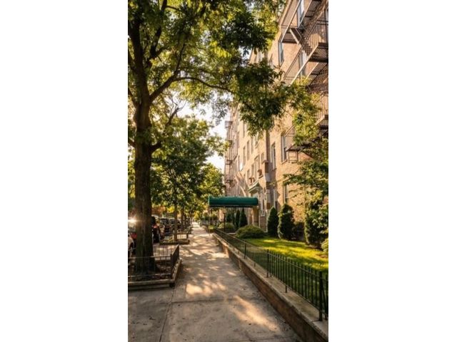  1 BR,  1.00 BTH &nbsp;Co-op style home in Bay Ridge