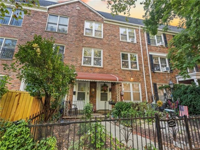  6 BR,  5.00 BTH &nbsp;Multi-family style home in Carroll Gardens