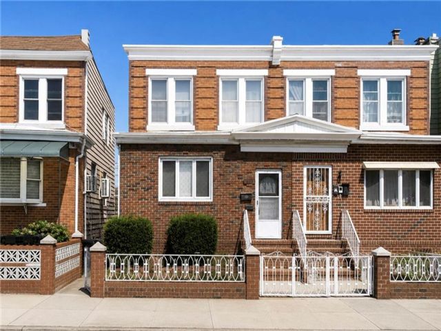  3 BR,  2.00 BTH &nbsp;Multi-family style home in Bensonhurst