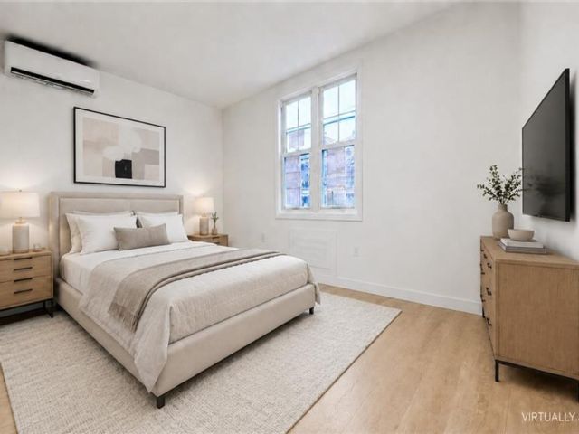  3 BR,  2.00 BTH &nbsp;Multi-family style home in College Point