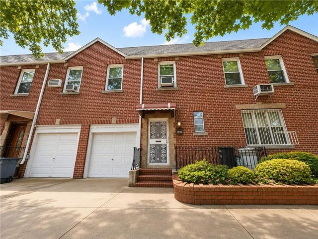  3 BR,  2.00 BTH &nbsp;Multi-family style home in Midwood
