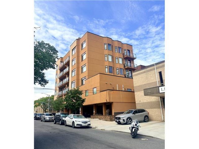  2 BR,  2.00 BTH &nbsp;Condominium style home in Bensonhurst