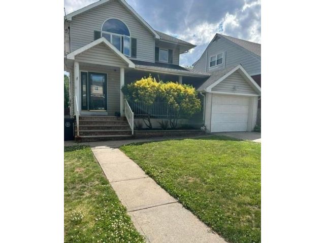  3 BR,  3.00 BTH &nbsp;Single family style home in Dongan Hills-colony