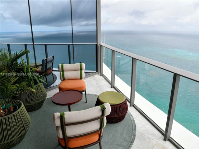 [PHOTO]