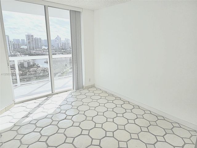 [PHOTO]