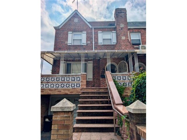  3 BR,  2.00 BTH &nbsp;Single family style home in Bensonhurst