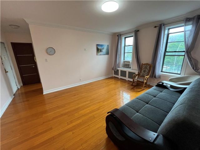  1 BR,  1.00 BTH &nbsp;Co-op style home in Gravesend