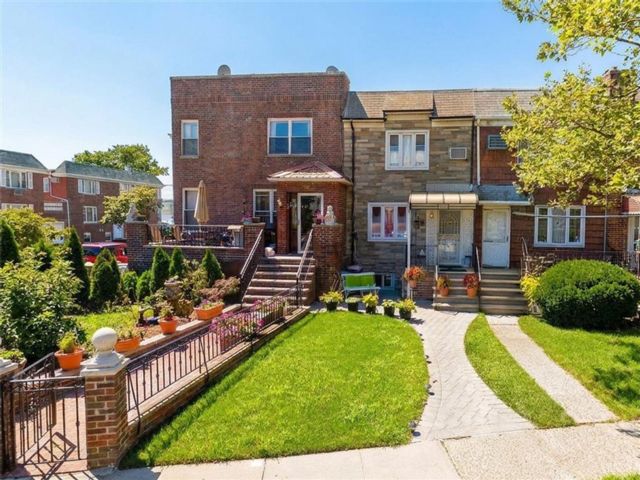  3 BR,  2.00 BTH &nbsp;Single family style home in Bath Beach